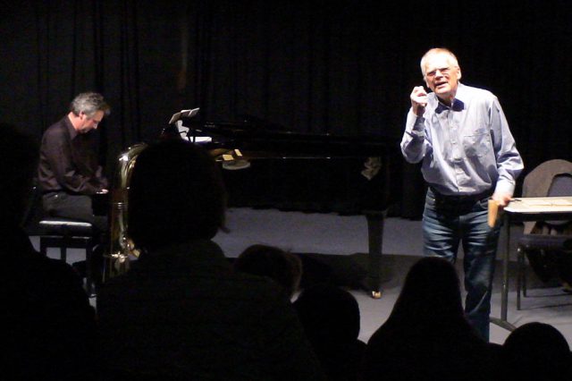 Helgo Hahn am Piano und Eckard Rühl Gesang. Foto: Helmut Lind Gesangseinlage